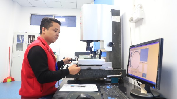 cnc加工廠家的質(zhì)量控制和測試設備如何進行？